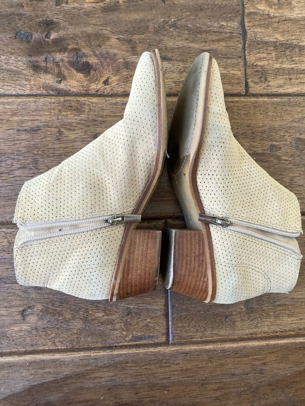 Vince Camuto Arendara Bootie Womens 7.5 Beige Ankle Suede Low Heel Perforated - Picture 5 of 7